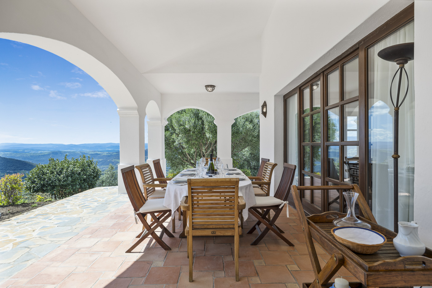 Porche junto a salón con vistas impresionantes